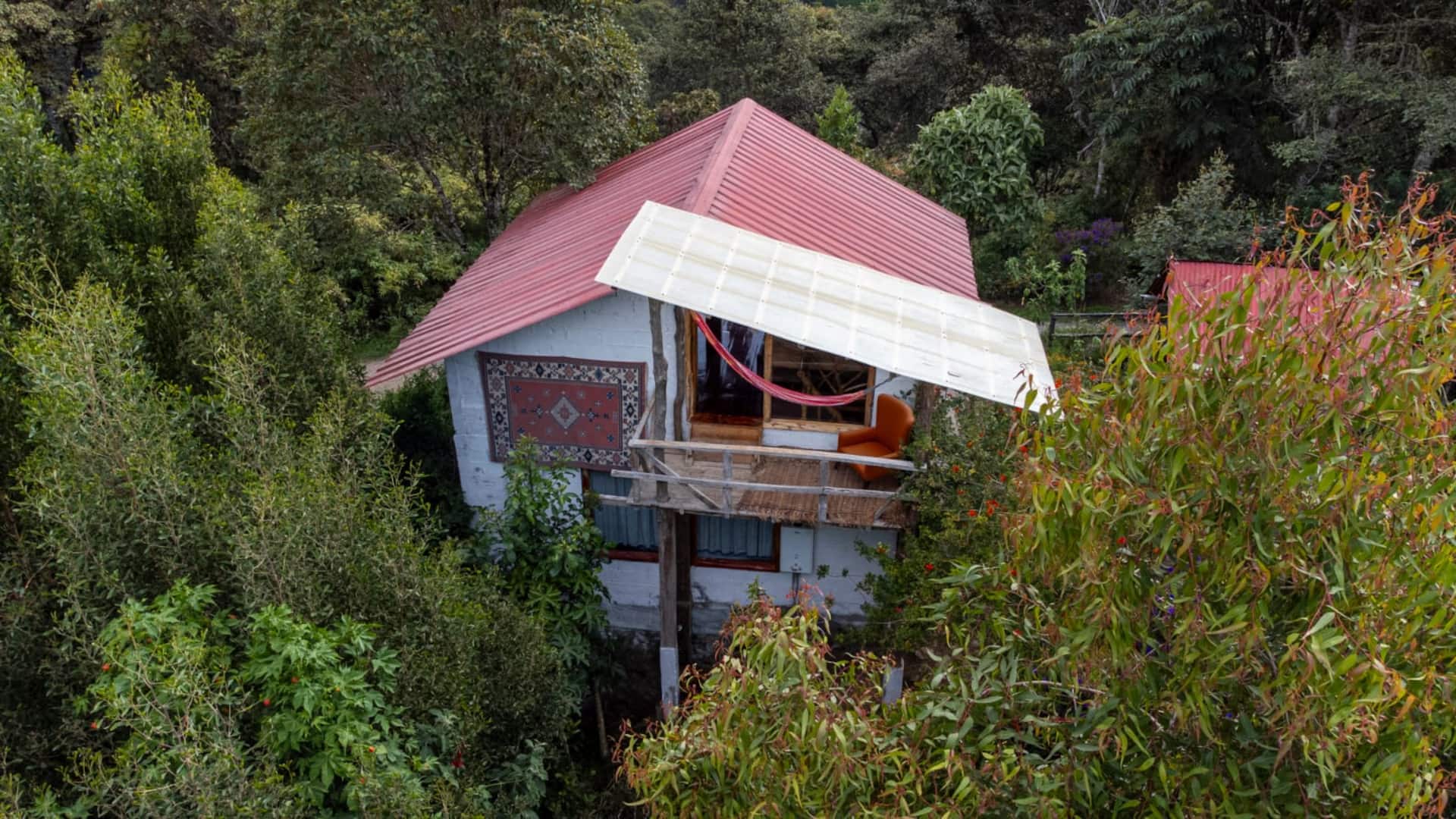 La cabaña URKU ALLIPACHA rodeada de vegetación