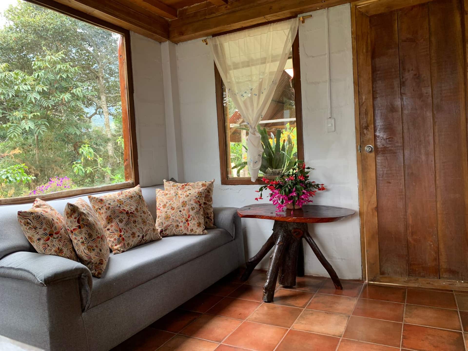 Sala acogedora con detalles en madera